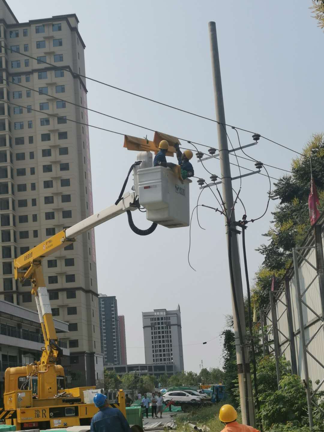 带电车施工现场2.jpg